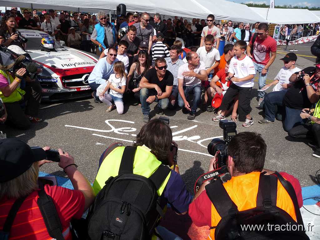 2012_Adr (84).jpg - 09/06/2012 - 68127 BILTZHEIM - L'ANNEAU DU RHIN - Journée d'ouverture du 10ème Festival Auto Moto en présence de Sébastien LOEB - Sébastien LOEB pose devant sa signature